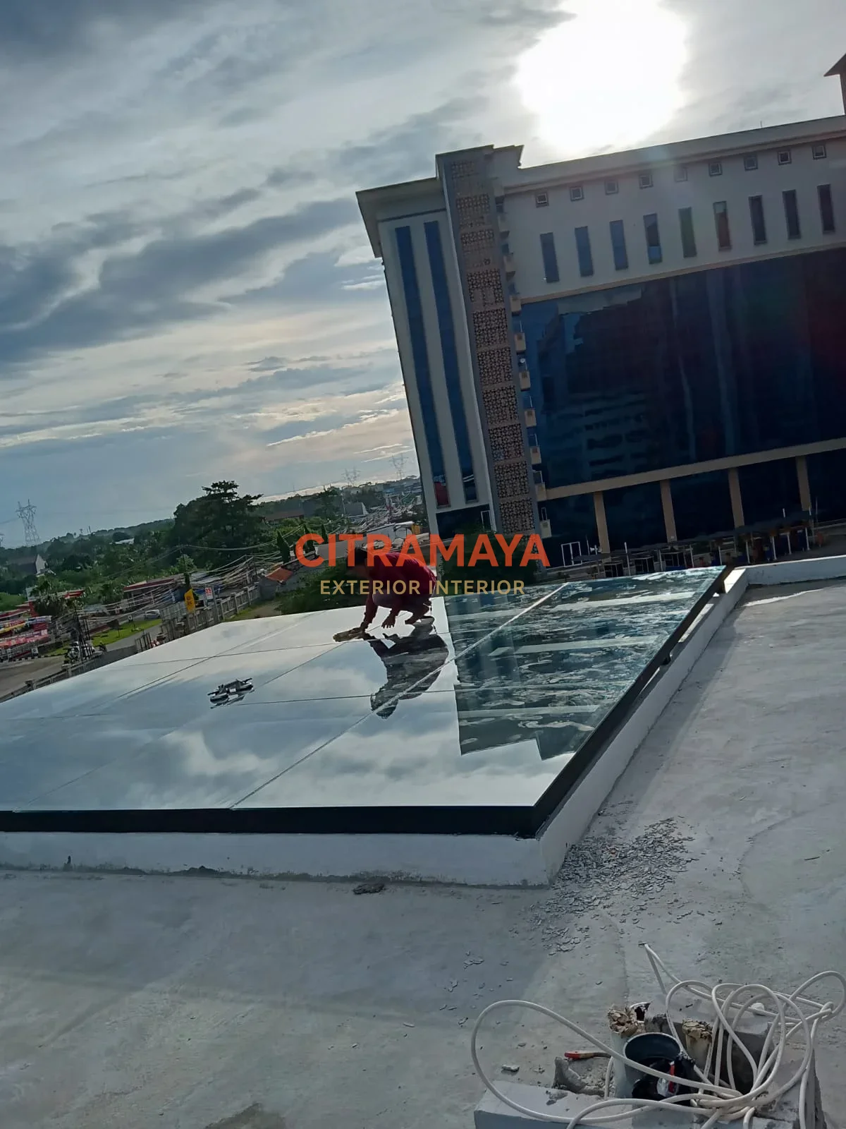 Atap Kaca Tempered: Solusi Modern untuk Rumah, Skylight & Area Komersial